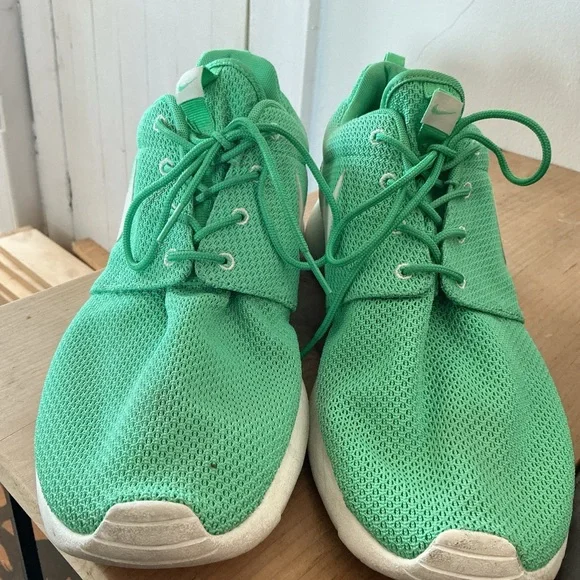 Nike Green Roshe Athletic Shoes - Picture 2 of 5
